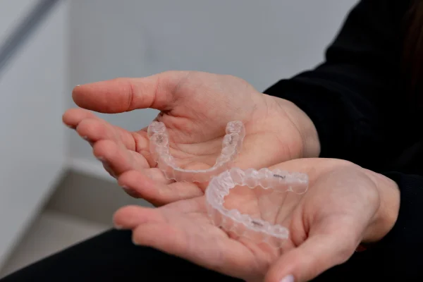 Nakładki ortodontyczne (typu Invisalign) — cena