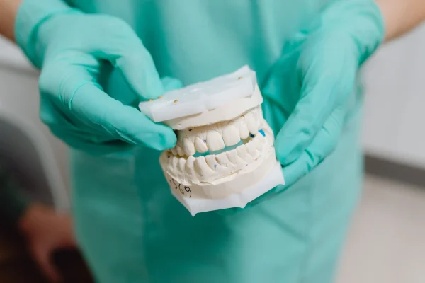Implant z koroną — ile kosztuje komplet