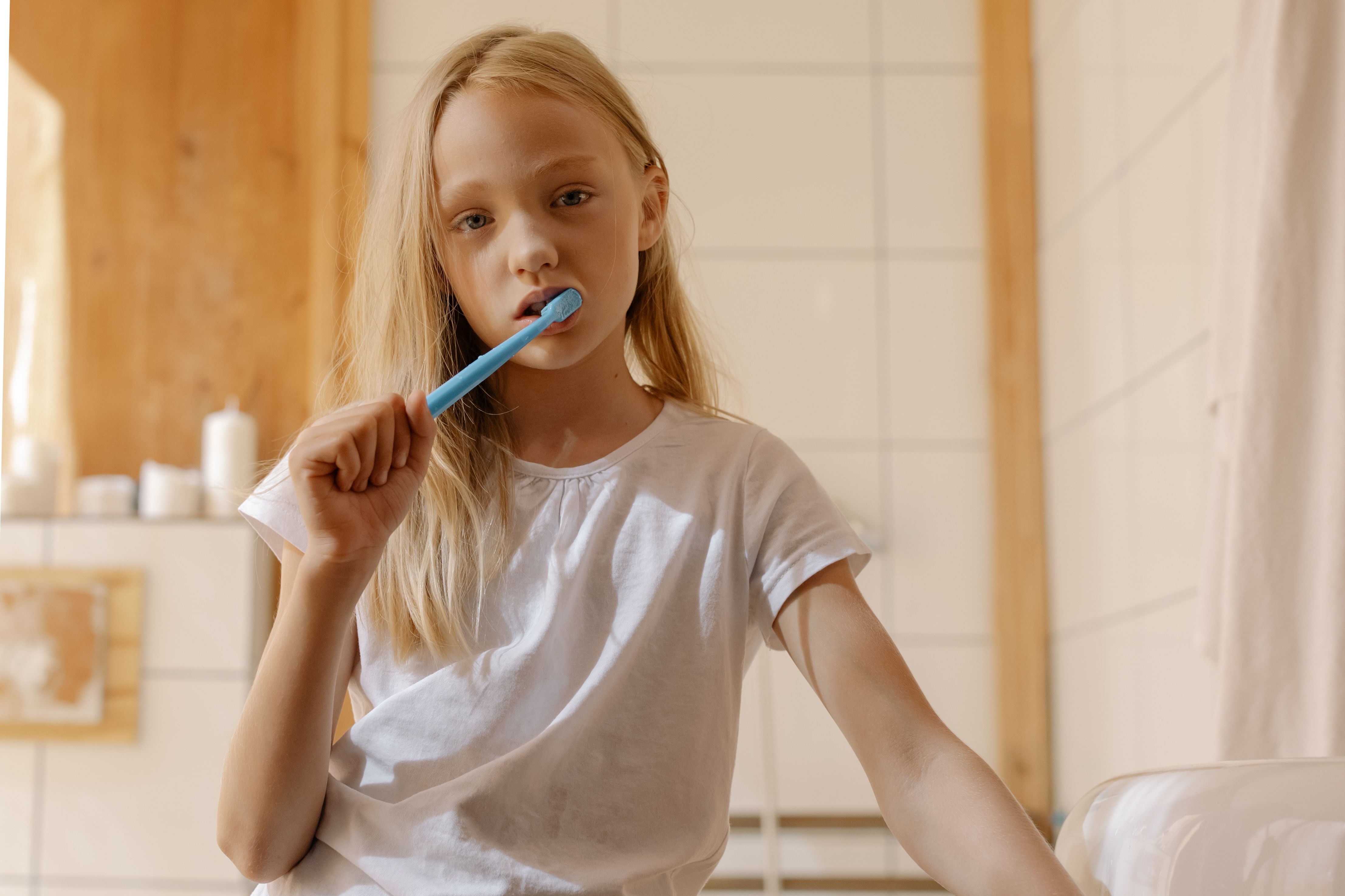 Kiedy wypadają zęby mleczne — kolejność i wiek